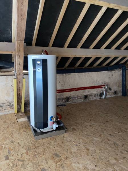 Pose d'un chauffe-eau thermodynamique de marque Thermor raccordé sur 3 salles de bains au Havre 76