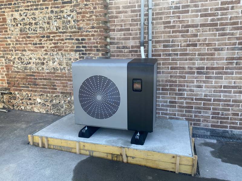 Pose d'une PAC piscine de marque Zodiac sur Le Havre 76