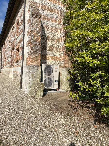 Fourniture et pose d'une pompe à chaleur Altantic Alféa pour une rénovation de maison proche Fécamp 76